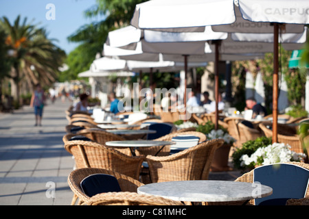 Al Fresco Restaurants Olivenöl Detail auf Tischen im freien Café direkt am Meer Port de Pollença Puerto Pollensa Stockfoto