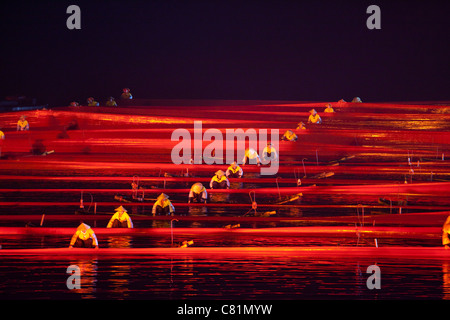 Die Leistung der Liu San Jie besteht aus ca. 500 Künstlern auf den Gewässern des Flusses Li in Yangshuo. Stockfoto