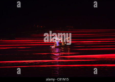 Die Leistung der Liu San Jie besteht aus ca. 500 Künstlern auf den Gewässern des Flusses Li in Yangshuo. Stockfoto