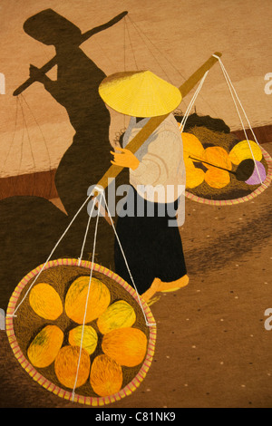 Vietnam, Hanoi, Handarbeiten Bild zeigt Frau in konischen Hut tragen Körbe Stockfoto