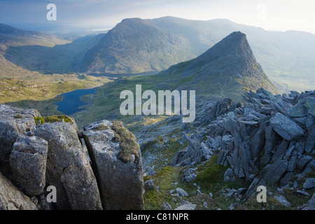 Tryfan und das Ogwen Tal von Glyder Fach. Snowdonia-Nationalpark. Conwy. Wales. Stockfoto