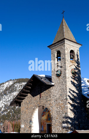 Claviere Kirche und Ski Resort, Piemont, Italien Stockfoto