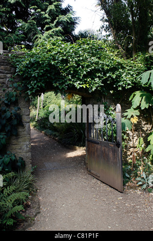 OFFENES GARTENTOR IN EINEM ENGLISCHEN LANDGARTEN. Stockfoto