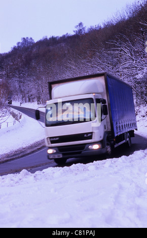 LKW Reisen durch Winterschnee bei Sutton Bank in der Nähe von Thirsk Yorkshire UK Stockfoto