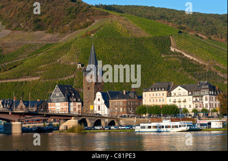 Am Nachmittag Blick auf Bernkastel-Kues Dorf an der Mosel im Moseltal in Deutschland Stockfoto