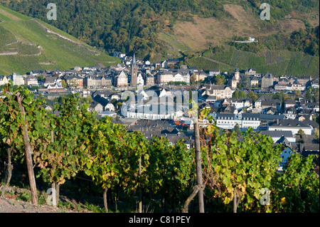 Am Nachmittag Blick auf Bernkastel-Kues Dorf vom Weingut an der Mosel im Moseltal in Deutschland Stockfoto