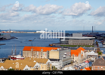 Luftaufnahme des Kopenhagener Hafens. Das berühmte alte Noma Restaurant im rot gefliesten ehemaligen Lagerhaus im Zentrum und das Königlich Dänische Opernhaus. Stockfoto