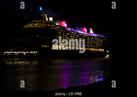 Die Disney Dream auf dem Weg an der Ems von der Meyer Werft in Papenburg nach Eemshaven auf den 12.11.2010 Stockfoto