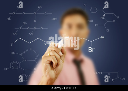 Asiatische Lehrer schreiben wissenschaftliche Formel auf dem Whiteboard. Stockfoto