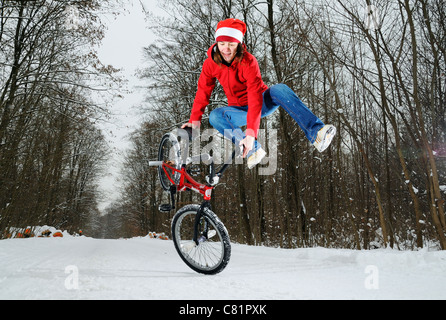 BMX Flatland Fahrer Monika Hinz, mit ihrem Fahrrad in den Schnee, Baden-Württemberg, Deutschland Stockfoto