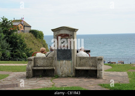 Rentner, genießen den Blick auf die Küste in Bier, Devon, England Stockfoto