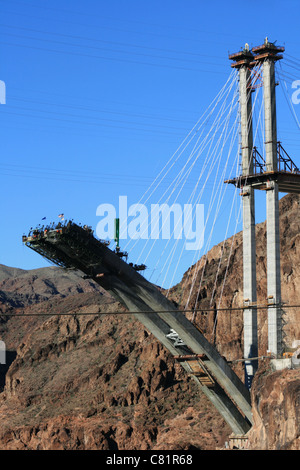 die Nevada-Seite von Mike O' Callaghan-Pat Tillman Memorial Bridge im Bau gegenüber den Colorado River in der Nähe von Hoover Dam Stockfoto