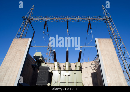 Grosser AEG-Aufwärtswandler im Wasserkraftwerk. Hochspannung von bis zu 200-400 kV und wird in Schutzbetonbunker Finnland installiert Stockfoto