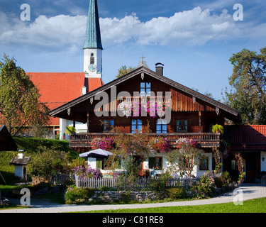  Balkon  mit Blumen auf Bauernhaus in ascholding Bayern 