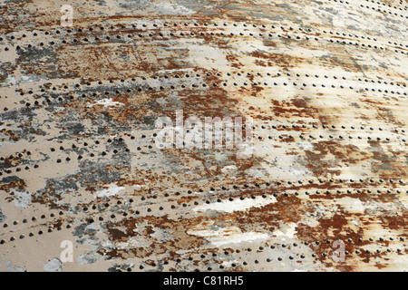 Abplatzungen gemalt rostigen Metall Hintergrund mit Niet-Linien von dam Abflußkanal Tore Stockfoto