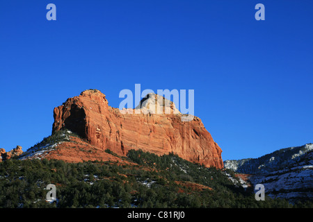 roter Sandstein Butte in der Nähe von Sedona, Arizona im winter Stockfoto