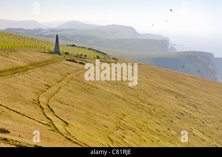 Leuchtfeuer unten West zwischen Lulworth Cove und Weymouth auf dem South West Coast Path in Dorset mit Himmel voller Schwalben Stockfoto