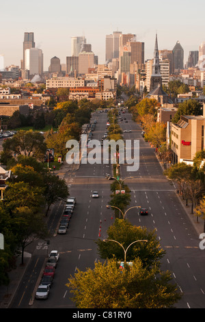 Blick auf René Lévesque Boulevard und Montreal Skyline von Jacques Cartier Brücke. Stockfoto