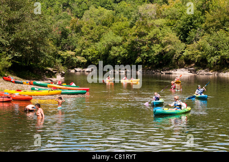 Menschen schwimmen und Kanufahren im Fluss Aveyron, Saint-Antonin-Noble-Val, Tarn-et-Garonne, Midi-Pyrénées, Frankreich Stockfoto