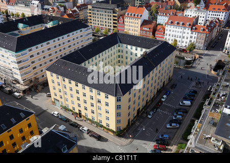 Luftbild auf alten, traditionellen und restaurierten Wohnblöcke am Dronningensgade in Christianshavn auf Amager, Kopenhagen, Dänemark Stockfoto