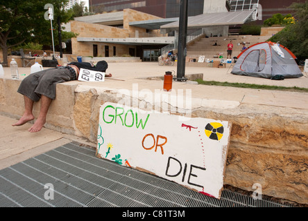 Kleine Menge an einer besetzen Austin-Demonstration am Rathaus. Occupy Austin ist ein Ableger von Occupy Wall Street Stockfoto