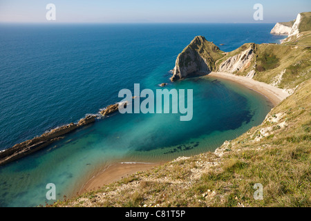Schmales Band aus Portland-Kalkstein verletzt am Meer an eine kleine Bucht bei Durdle Door in der Nähe von Lulworth Cove Dorset bilden Stockfoto