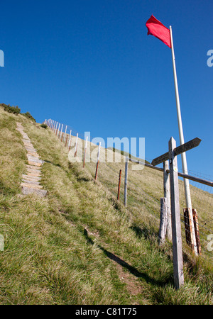 Verteidigungsministerium Zaun auf steilen South West Coast Path bei Lulworth Cove Dorset mit roter Flagge um Brand im Gange zu warnen Stockfoto