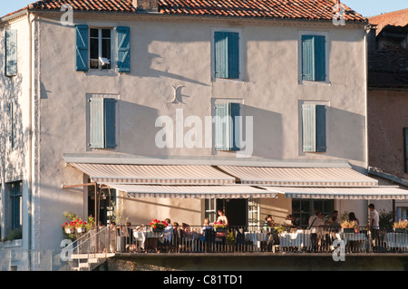 Menschen Essen auf der Terrasse des Restaurants am Fluss Aveyron, Saint-Antonin-Noble-Val 82 Tarn-et-Garonne Midi-Pyrénées, Frankreich Stockfoto