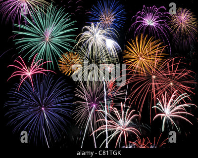 Feuerwerk aus mehreren Farben platzen vor schwarzem Hintergrund Stockfoto