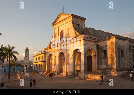 TRINIDAD: PLAZA MAYOR UND DER IGLESIA DE LA SANTISIMA TRINIDAD Stockfoto