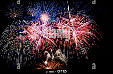 Feuerwerk aus mehreren Farben platzen vor schwarzem Hintergrund Stockfoto