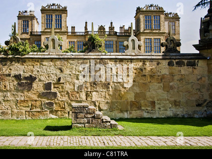 Gartenmauer und Befestigungsblock in Hardwick Hall in Derbyshire Stockfoto