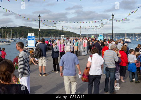 Viele Menschen sammeln auf Prince Of Wales Pier in Falmouth, beobachten Sie die Red Arrows Kunstflug anzeigen... Stockfoto