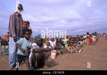 Somalische Flüchtlinge warten auf die Verteilung von Nahrungsmitteln in einem UNHCR-Lager in Äthiopien Stockfoto