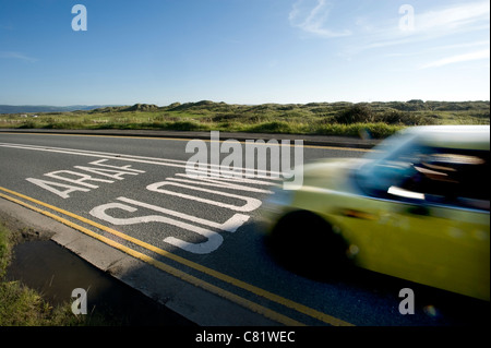 LANGSAM / ARAF Verkehrszeichen auf die A493 in der Nähe von Aberdyfi im Snowdonia National Park, North Wales Stockfoto