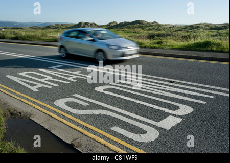 LANGSAM / ARAF Verkehrszeichen auf die A493 in der Nähe von Aberdyfi im Snowdonia National Park, North Wales Stockfoto