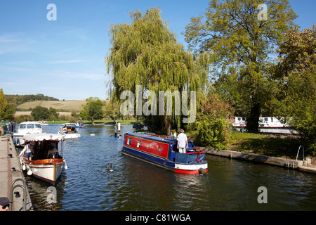 Boote auf der Themse bei Mapledurham Schloss in der Nähe von Reading, Berkshire. Stockfoto