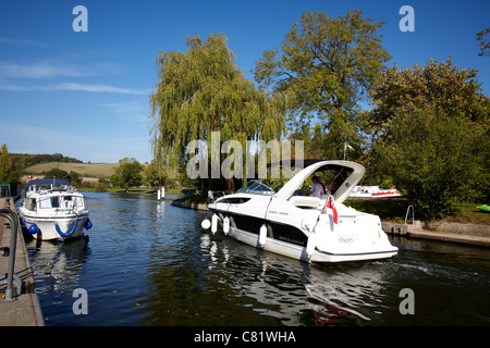 Boote auf der Themse bei Mapledurham Schloss in der Nähe von Reading, Berkshire. Stockfoto