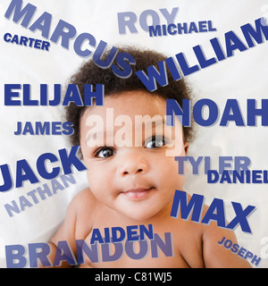 African American Baby Boy umgeben von jungen Namen Stockfoto