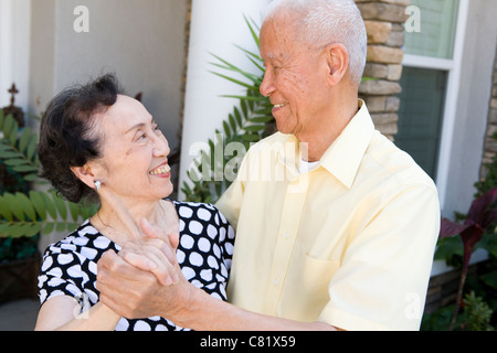 Hochrangige chinesische Paare tanzen im freien Stockfoto