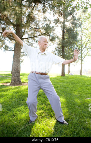 Hochrangige chinesische Mann tut Tai Chi im freien Stockfoto