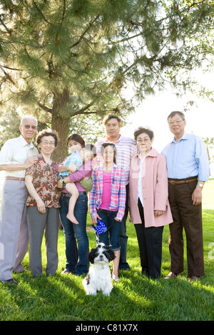 Chinesische Multi-Generationen-Familie zusammenstehen im freien Stockfoto