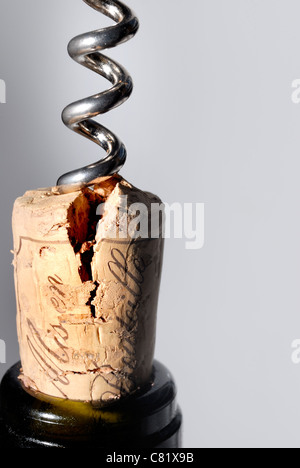 Korkenzieher Split Korken aus der Flasche ziehen Stockfoto