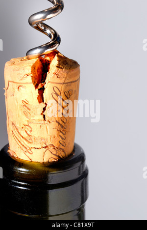 Korkenzieher Split Korken aus der Flasche ziehen Stockfoto