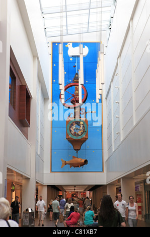 Der Wunsch Fisch-Uhr in der Regent Arcade Shopping Centre in Cheltenham Spa, Gloucestershire, England, UK Stockfoto