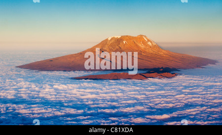 Luftaufnahme des Kilimanjaro durch die untergehende Sonne beleuchtet Stockfoto