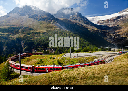 Bernina-Express-Zug in der Schweiz Stockfoto