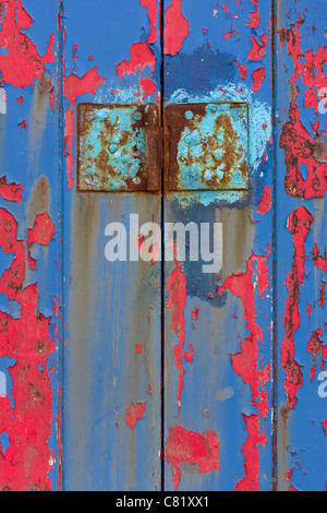 Abblätternde Farbe am Flamborough Liifeboat Garagentor Stockfoto