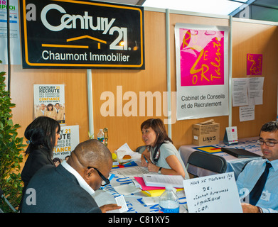 Paris, Frankreich, Menschen auf der Pariser Jobmesse, Arbeitssuchende im Gespräch mit der Immobilienagentur, Franchiseunternehmen, „Century 21“-Zeichen Stockfoto