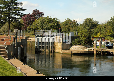 Glocke Weir Lock - River Thames, Staines, Surrey, England. Stockfoto